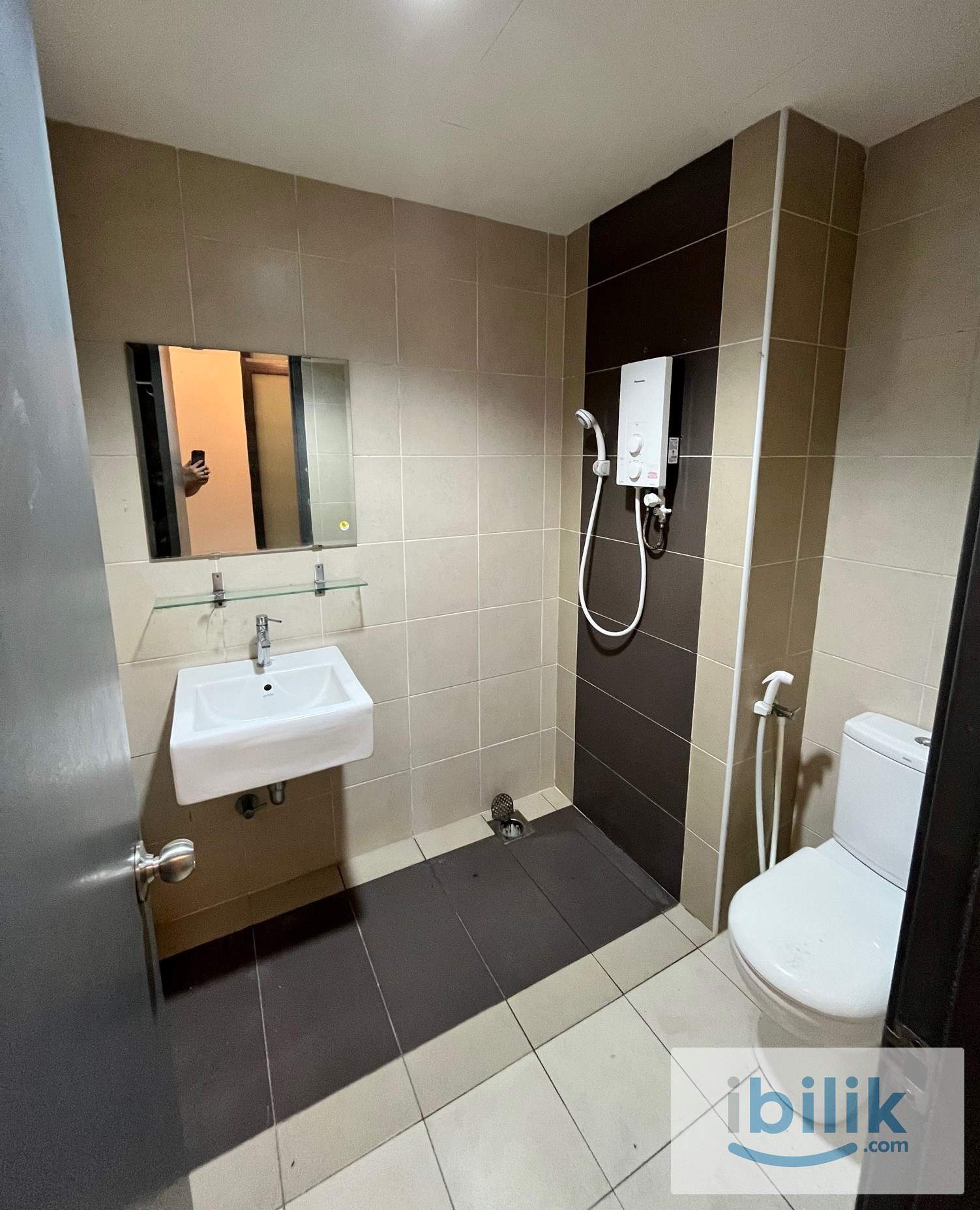 Single Medium Private Room with Aircond and Window - Image 2