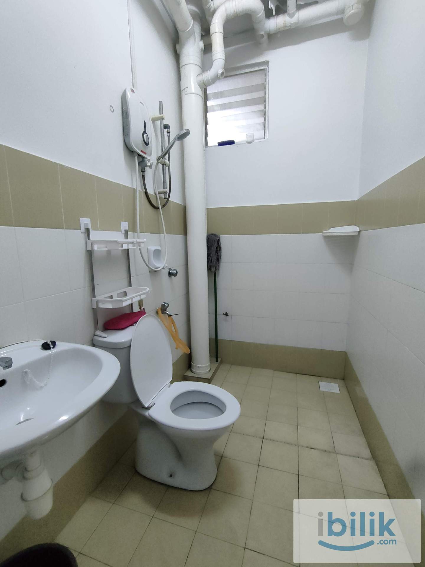 Middle Aircon Room for rent at Kipark Apartment Tampoi  - Image 3