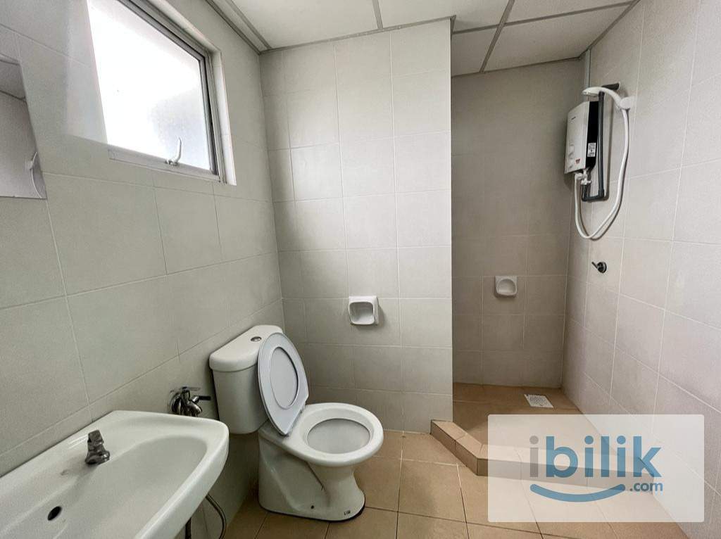 Beautiful Master Room at MainPlace nearby LRT - Image 3