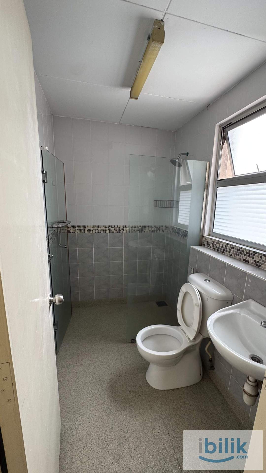 New Renovated MASTER ROOM for rent at Seri Maya Condominium prefer  👩female - Image 2