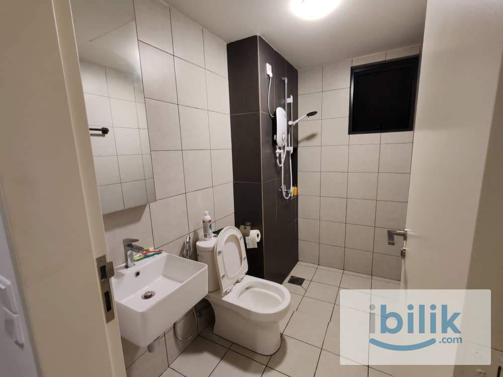 Female unit medium room at D'Cosmos , Damansara Perdana, PJ Trader Center, Mutiara Damansara MRT IPC Ikea - Image 4