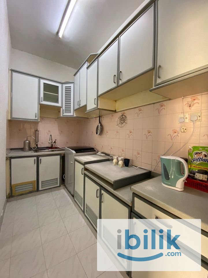 Cozy Middle Room For Rent, 5 Mins To Queensbay Mall - Image 4