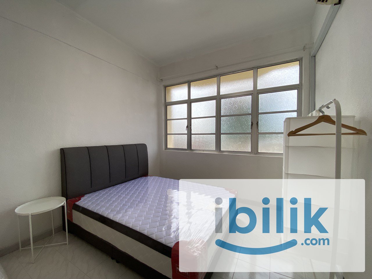 Cozy Middle Room For Rent, 5 Mins To Queensbay Mall - Image 1