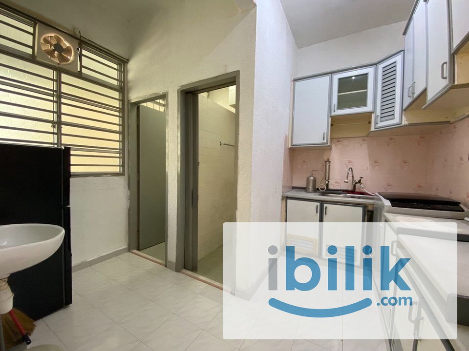 Cozy Middle Room For Rent, 5 Mins To Queensbay Mall - Image 3