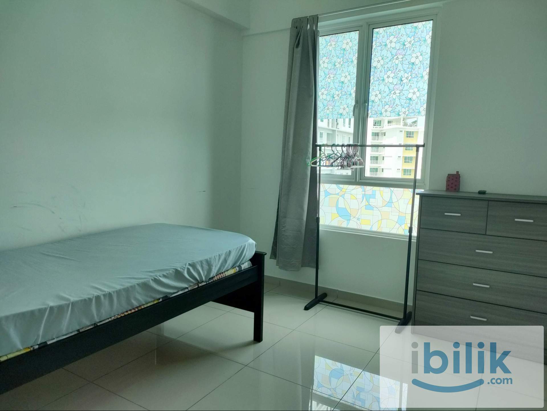 COZY SINGLE ROOM ( FEMALE UNIT ) AT SOLARIA RESIDENCES NEAR AIRPORT n F.I.Z BAYAN LEPAS - Image 1