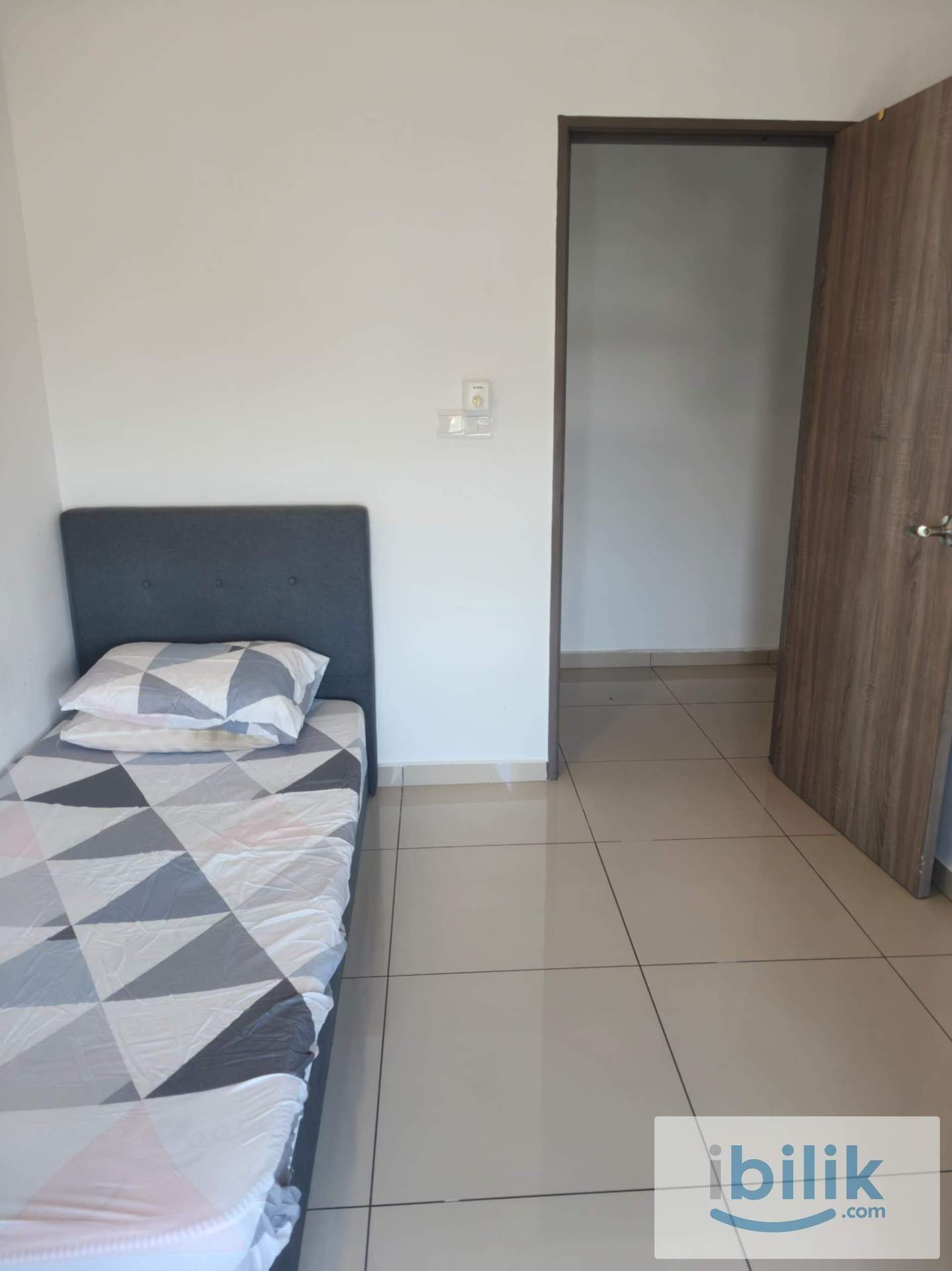 COZY SINGLE ROOM AT TREE SPARINA NEAR AIRPORT N INDUSTRIAL AREA BAYAN LEPAS - Image 2