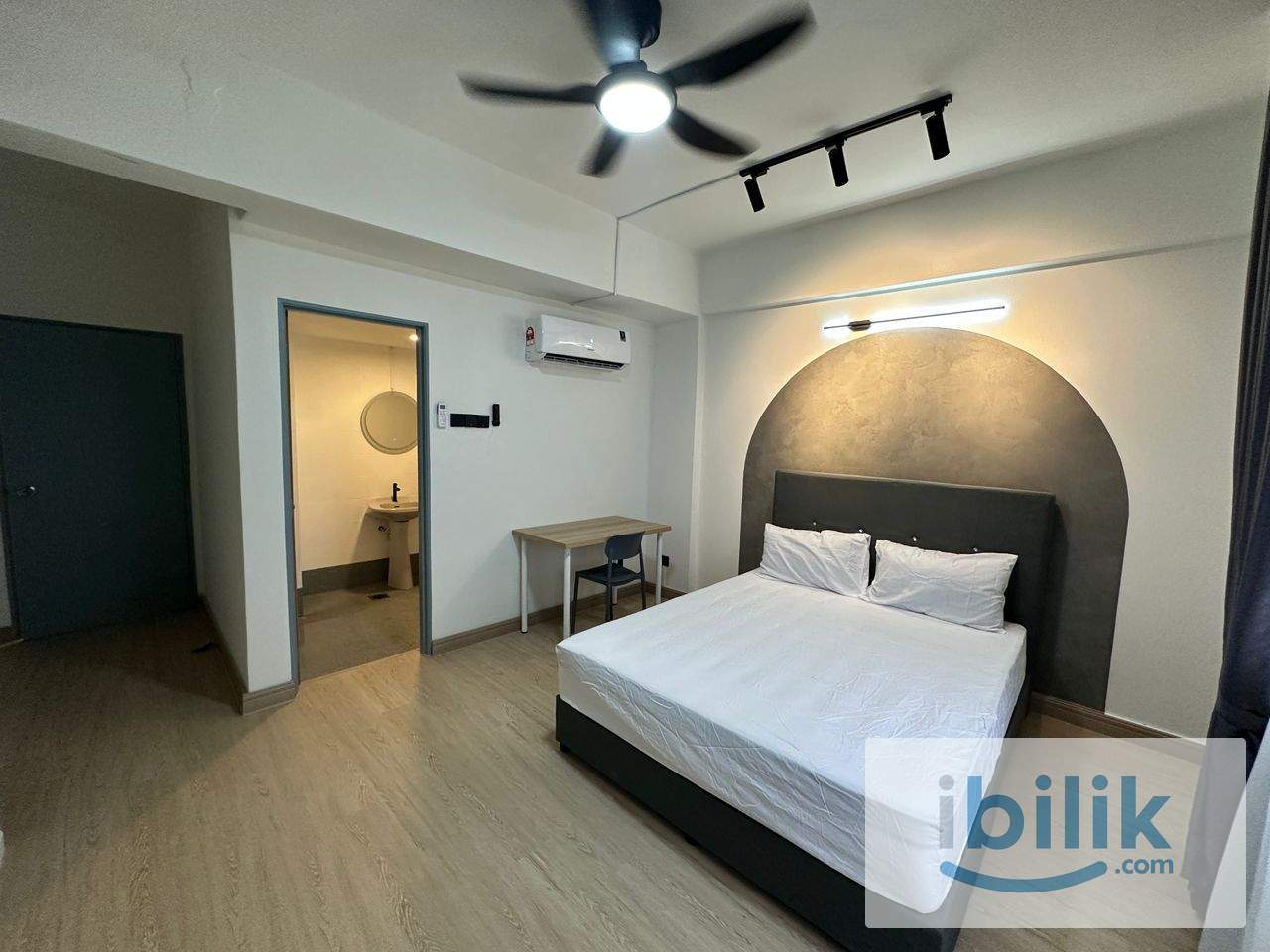 Cozyy master bedroom in town - Image 6