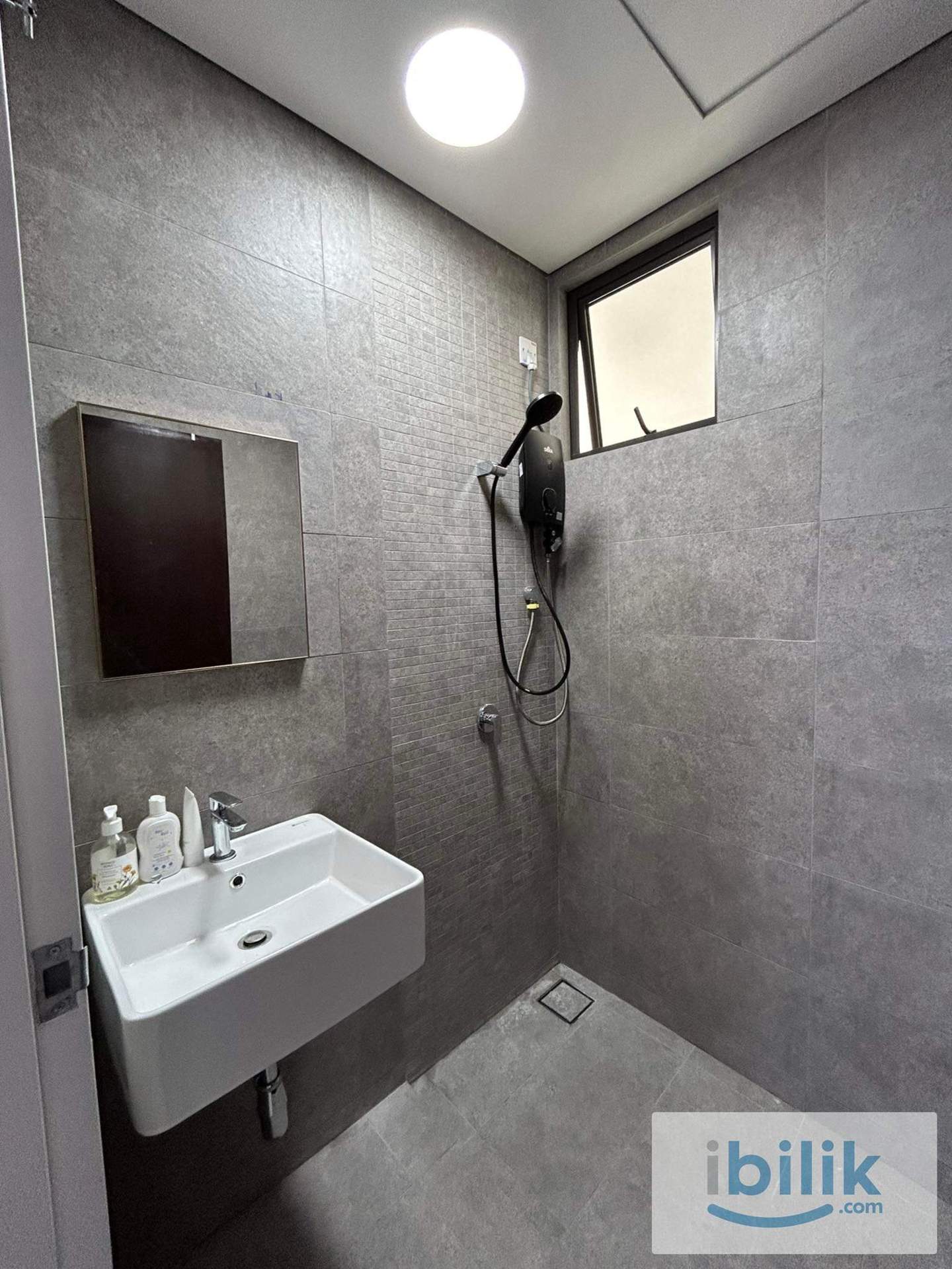  Bedroom + 3 mins walking to MRT2 + Free WIFI - Image 5