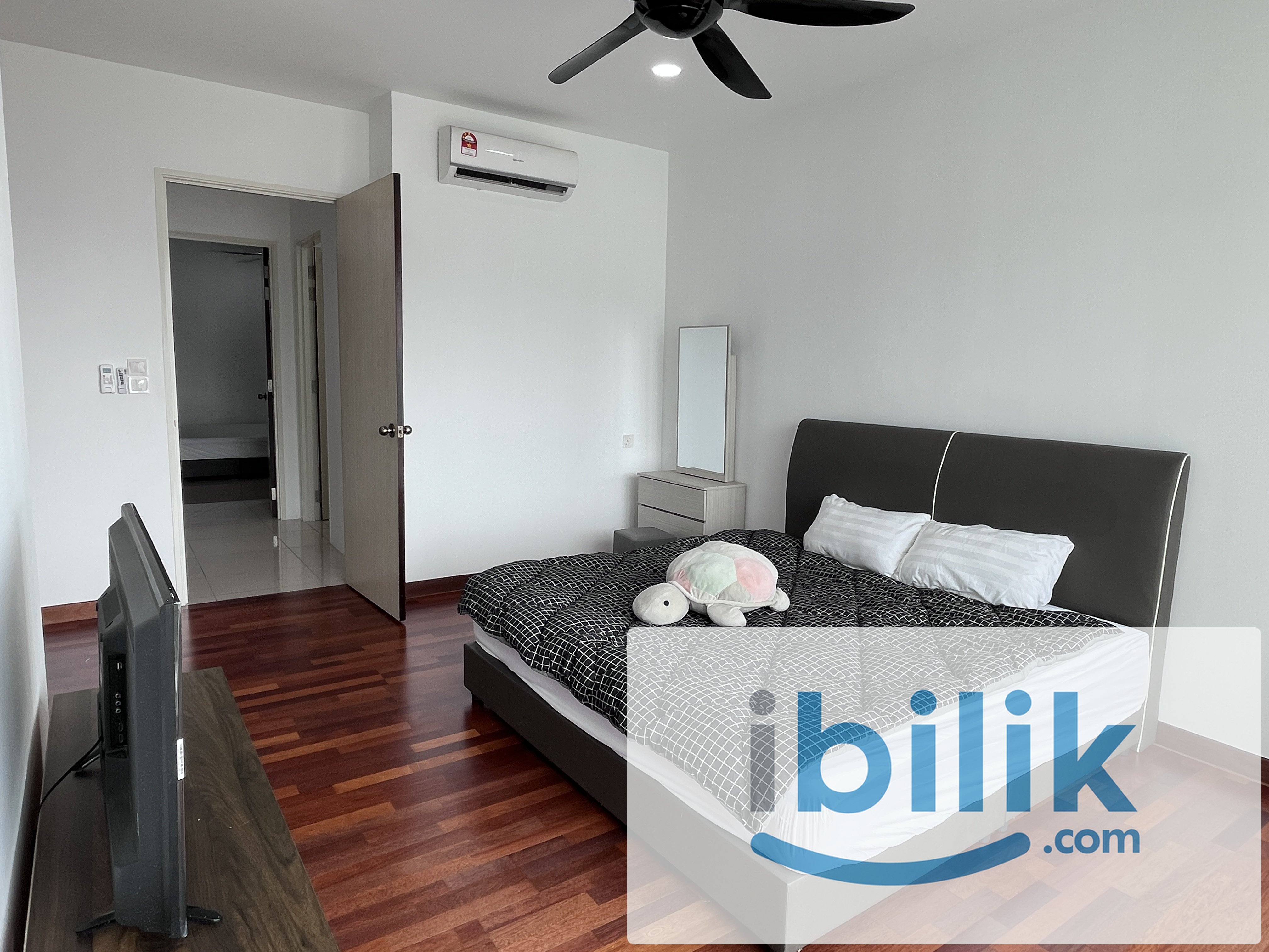 Master Room - Image 2