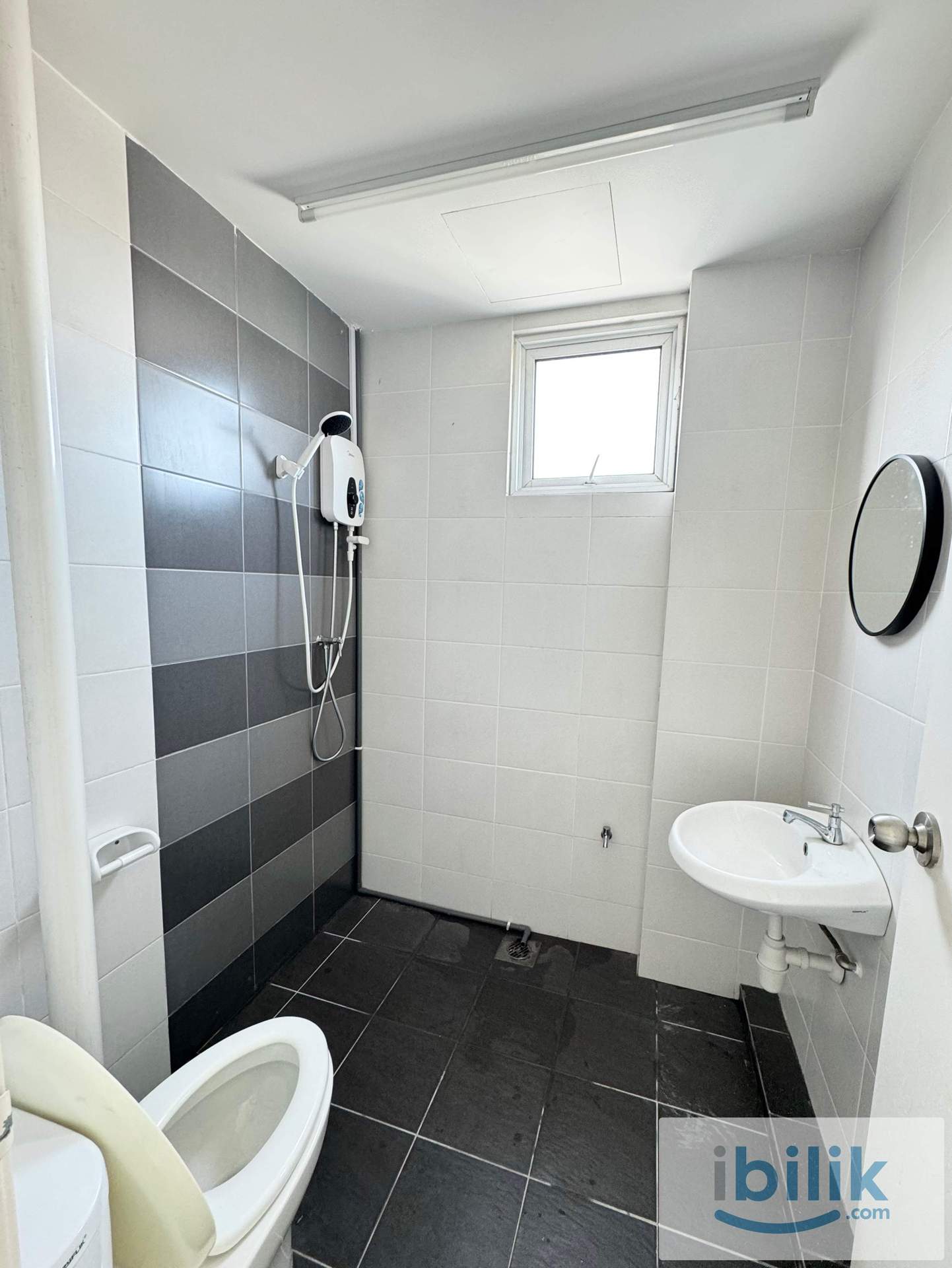 Master Room on The H2O Jelutong - Image 4