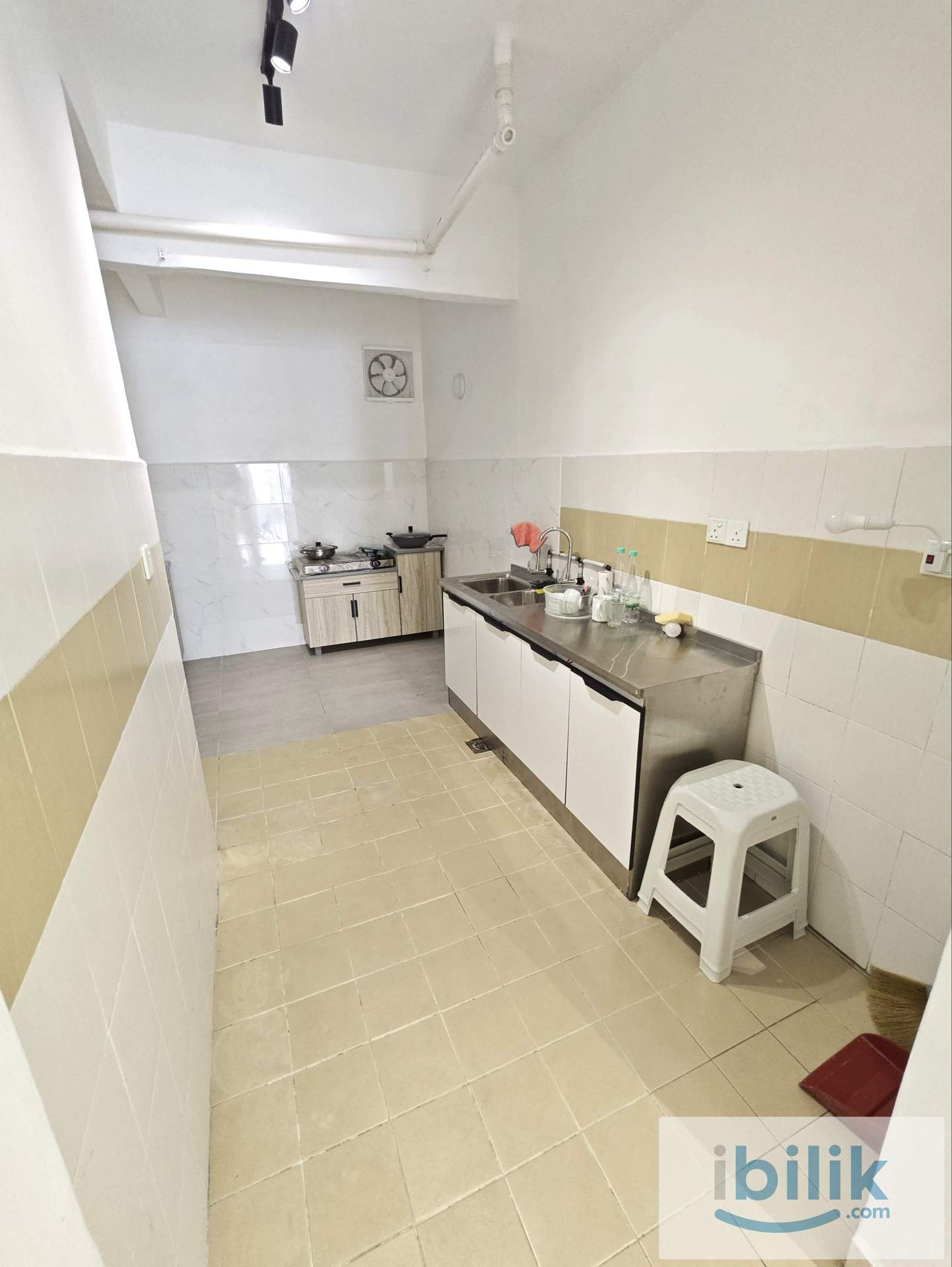 [Female unit] Middle room at Bayan Baru - Image 4