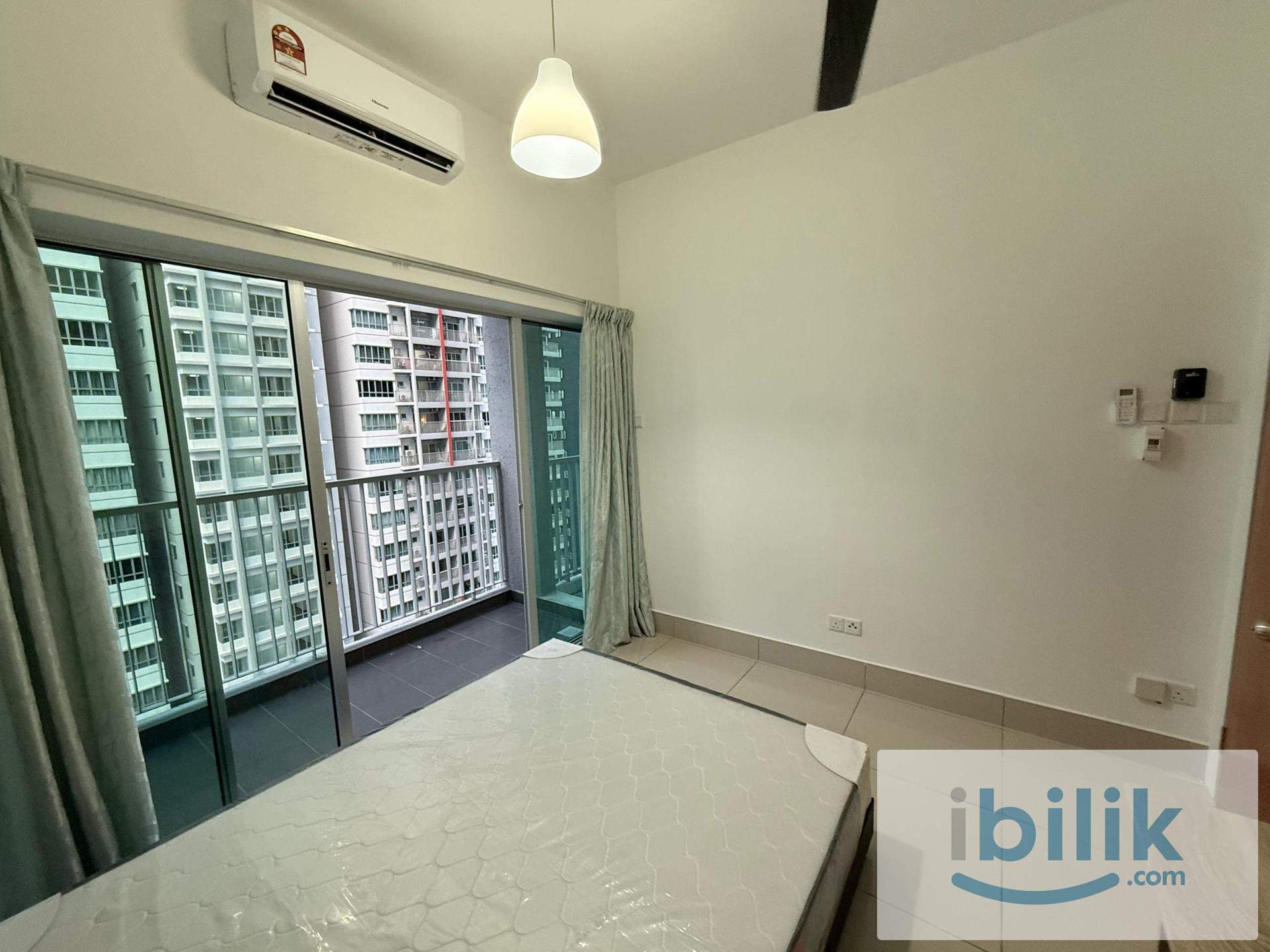 Aircond Medium Balcony Room for Female Only [Low Deposit] - Image 1
