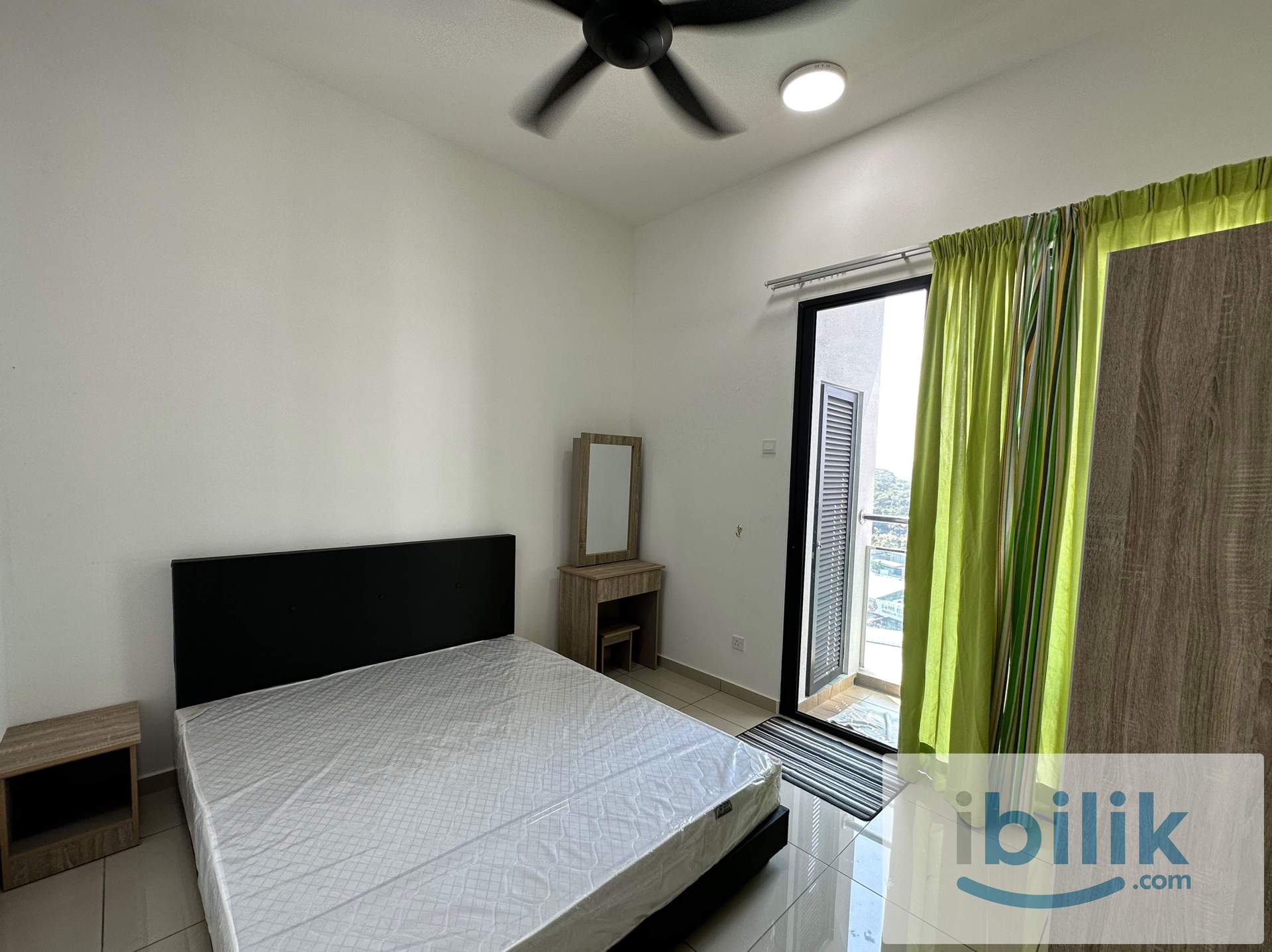 Middle Room With Balcony,Mixed Gender,Free Utilities,Viewing Available Anytime - Image 1