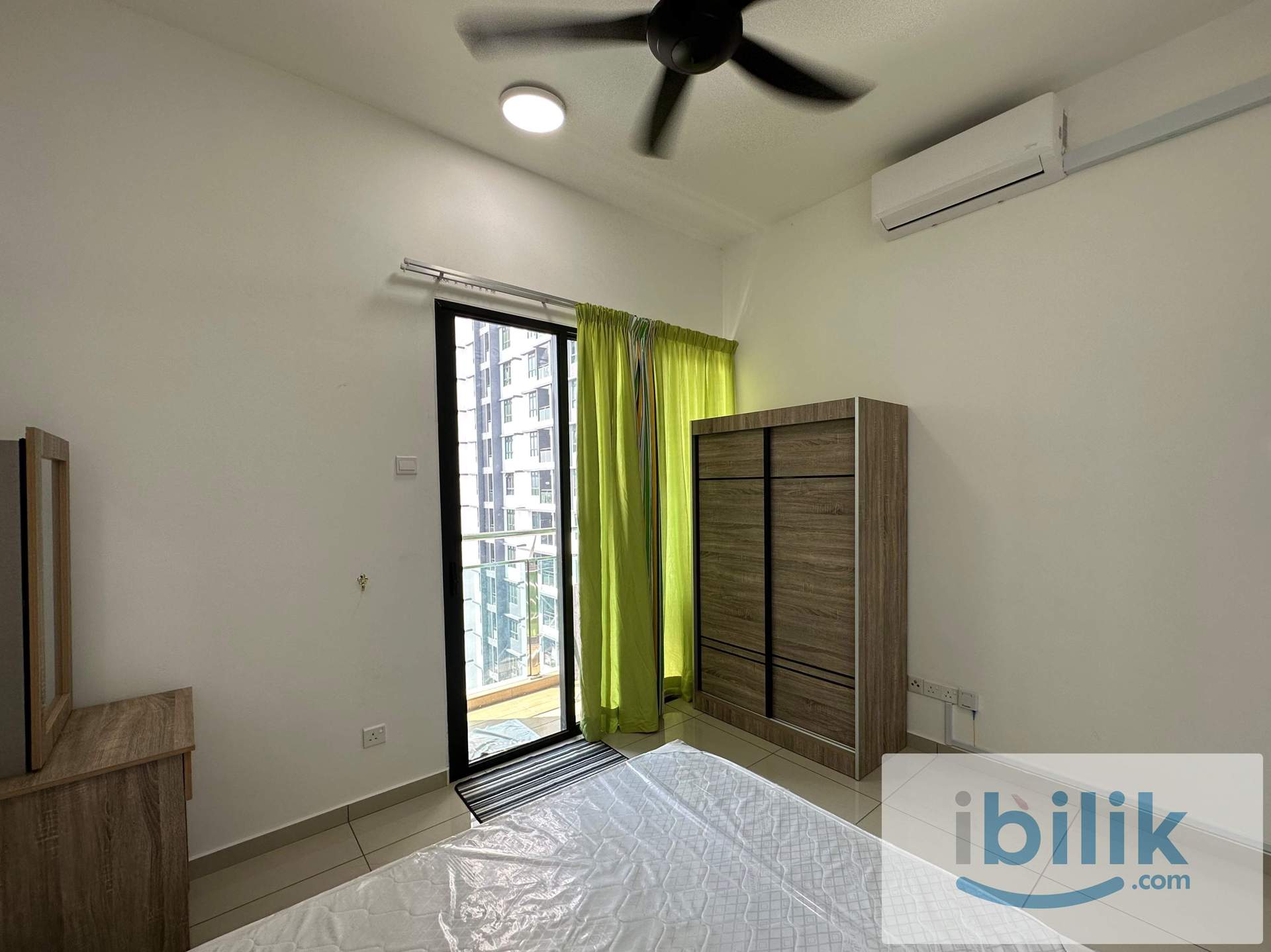 Middle Room With Balcony,Mixed Gender,Free Utilities,Viewing Available Anytime - Image 2