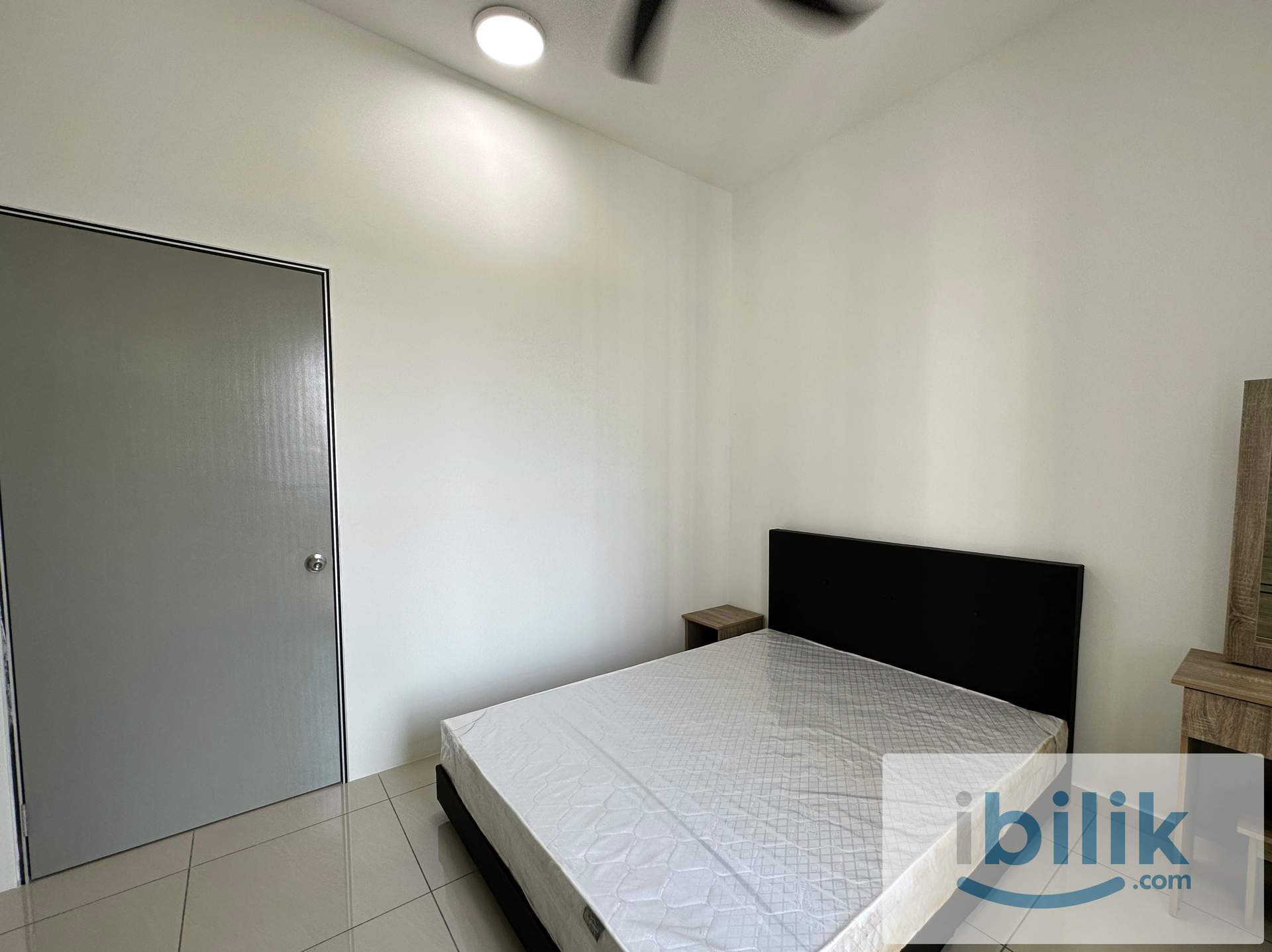 Middle Room With Balcony,Mixed Gender,Free Utilities,Viewing Available Anytime - Image 3