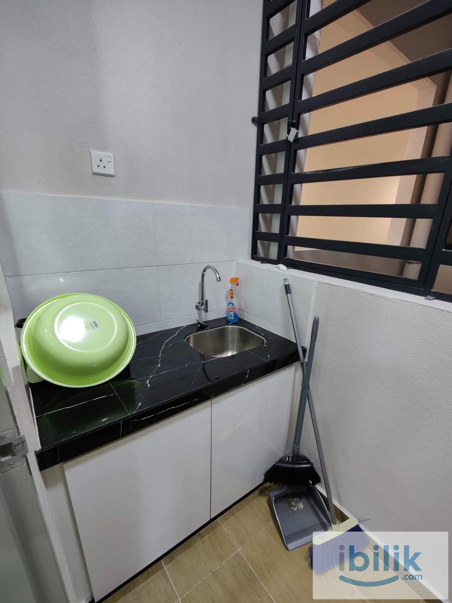 Middle Room With Balcony,Mixed Gender,Free Utilities,Viewing Available Anytime - Image 6