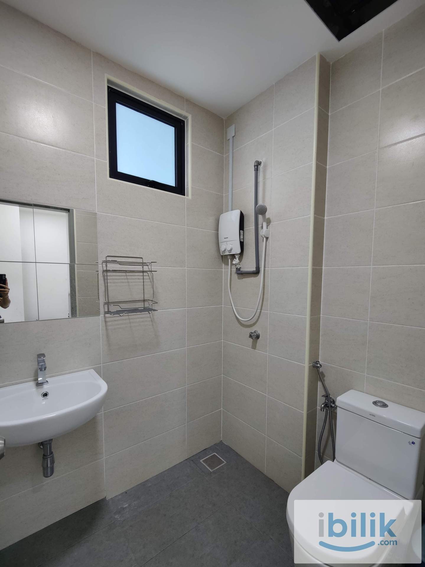 Middle Room With Balcony,Mixed Gender,Free Utilities,Viewing Available Anytime - Image 7