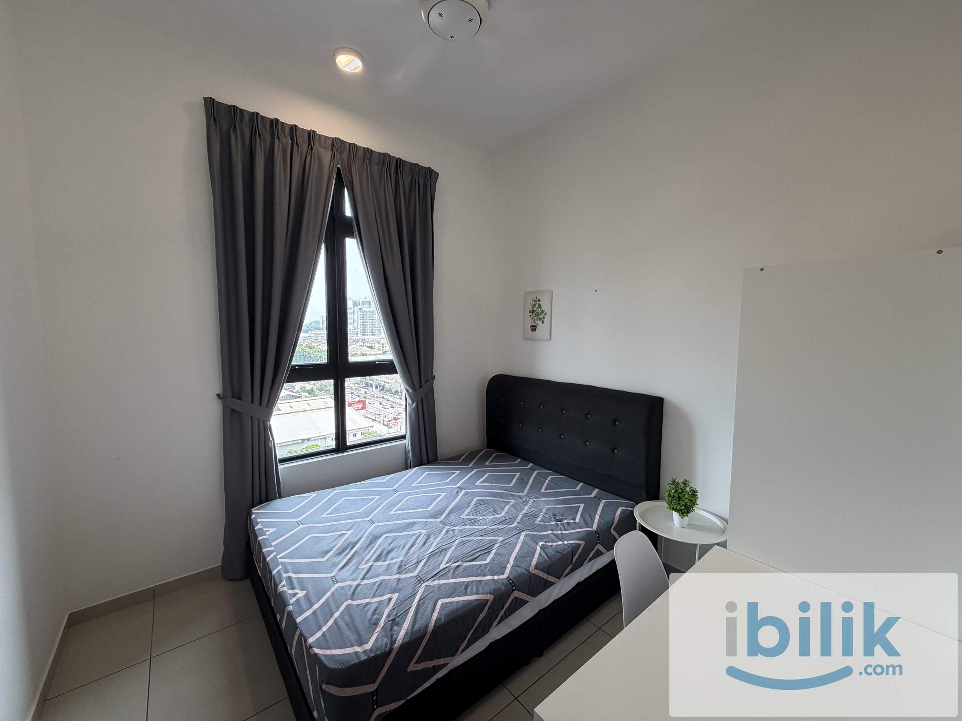 Cozy Middle Bedroom,Free Wifi,Walking Distance To MRT Batu 11 Cheras,Viewing Available Anytime - Image 1