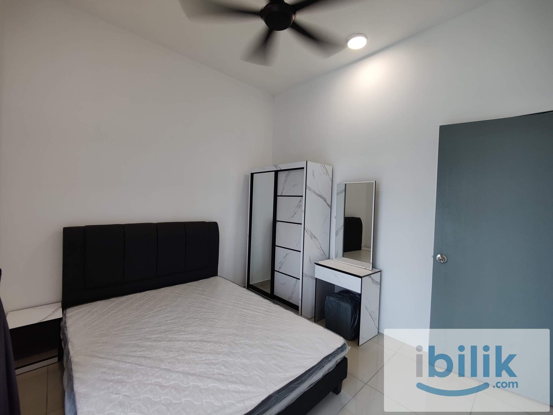 B11 Parkland Cozy Middle Bedroom with Balcony,Free Wifi,Walking Distance To MRT Batu 11 Cheras,Viewing Available Anytime - Image 2