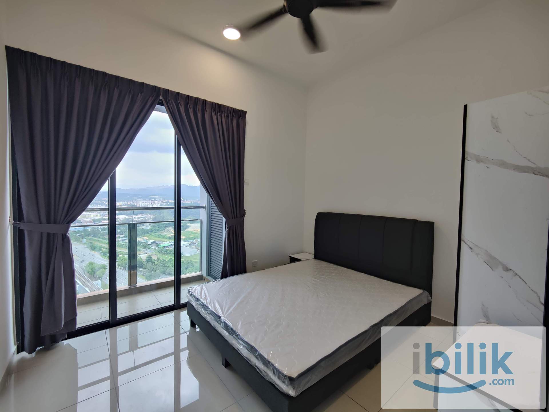 B11 Parkland Cozy Middle Bedroom with Balcony,Free Wifi,Walking Distance To MRT Batu 11 Cheras,Viewing Available Anytime - Image 1