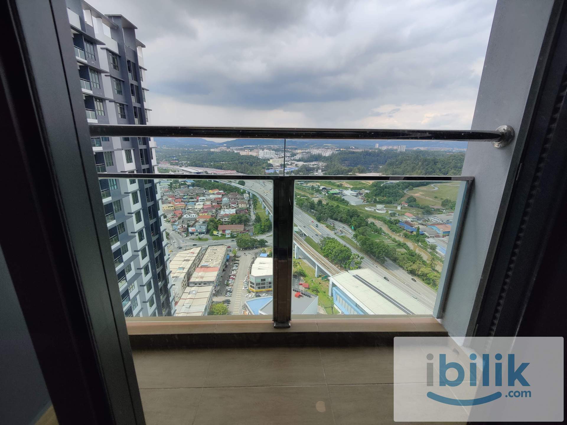 B11 Parkland Cozy Middle Bedroom with Balcony,Free Wifi,Walking Distance To MRT Batu 11 Cheras,Viewing Available Anytime - Image 4