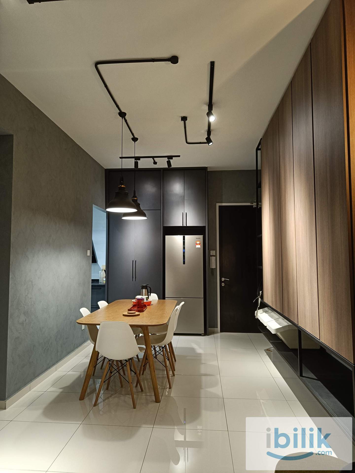 Middle Room - Image 2