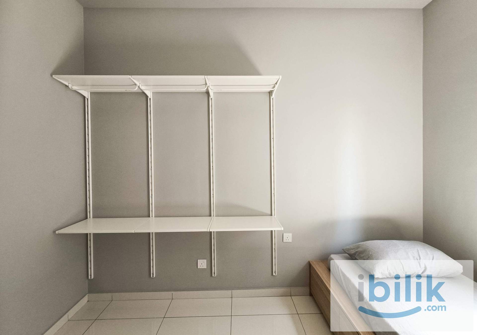 Middle Room - Image 7