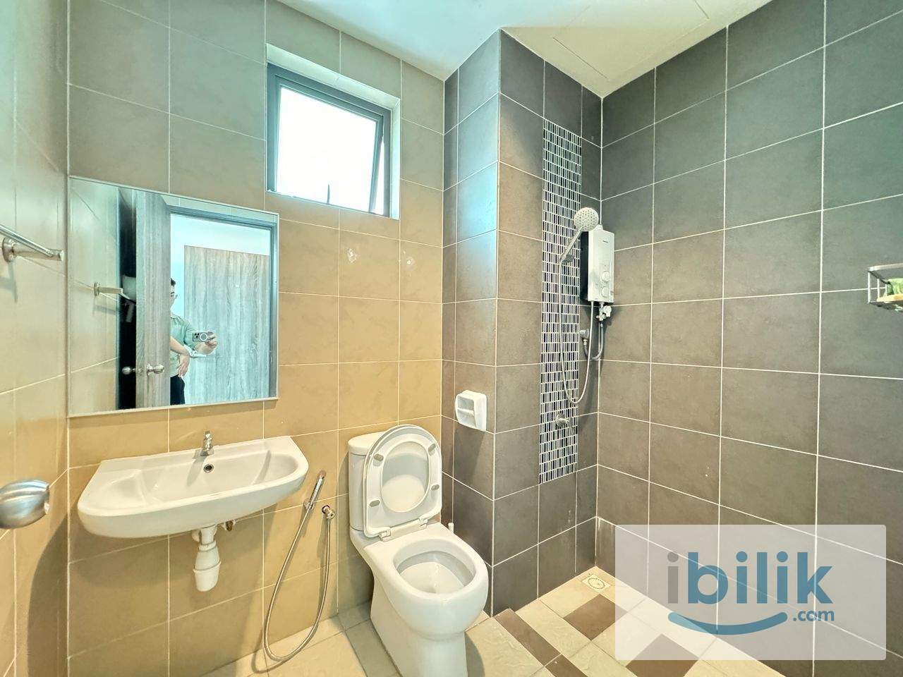 Middle Room with balcony at Tree Sparina @ Ideal Vision Park, Bayan Lepas - Image 3