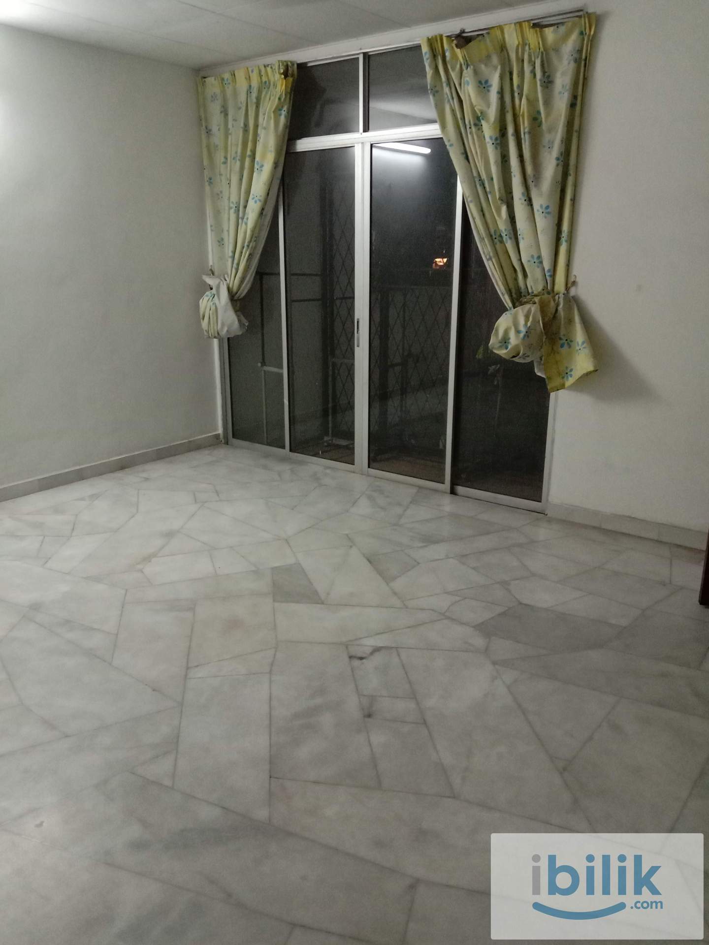 Master bedroom at Taman Inderawasih for rent - Image 3