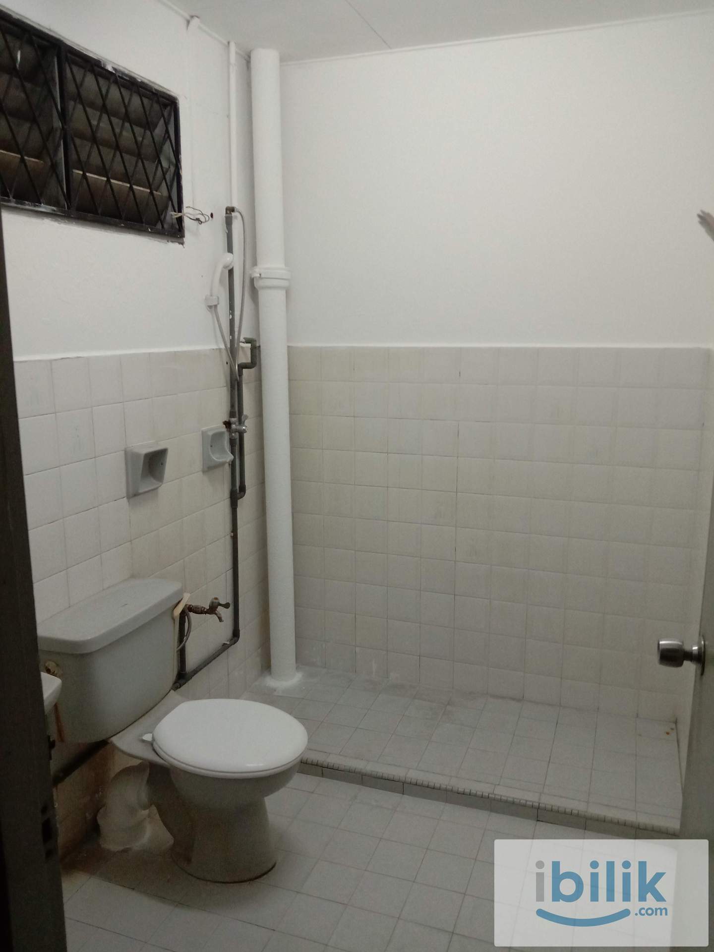 Master bedroom at Taman Inderawasih for rent - Image 4