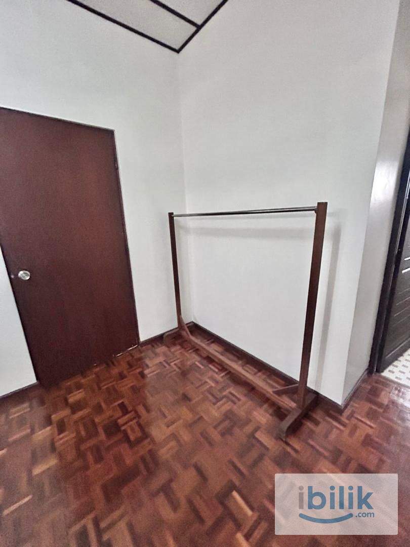 Spacious Master Bedroom Jalan Song - Image 1