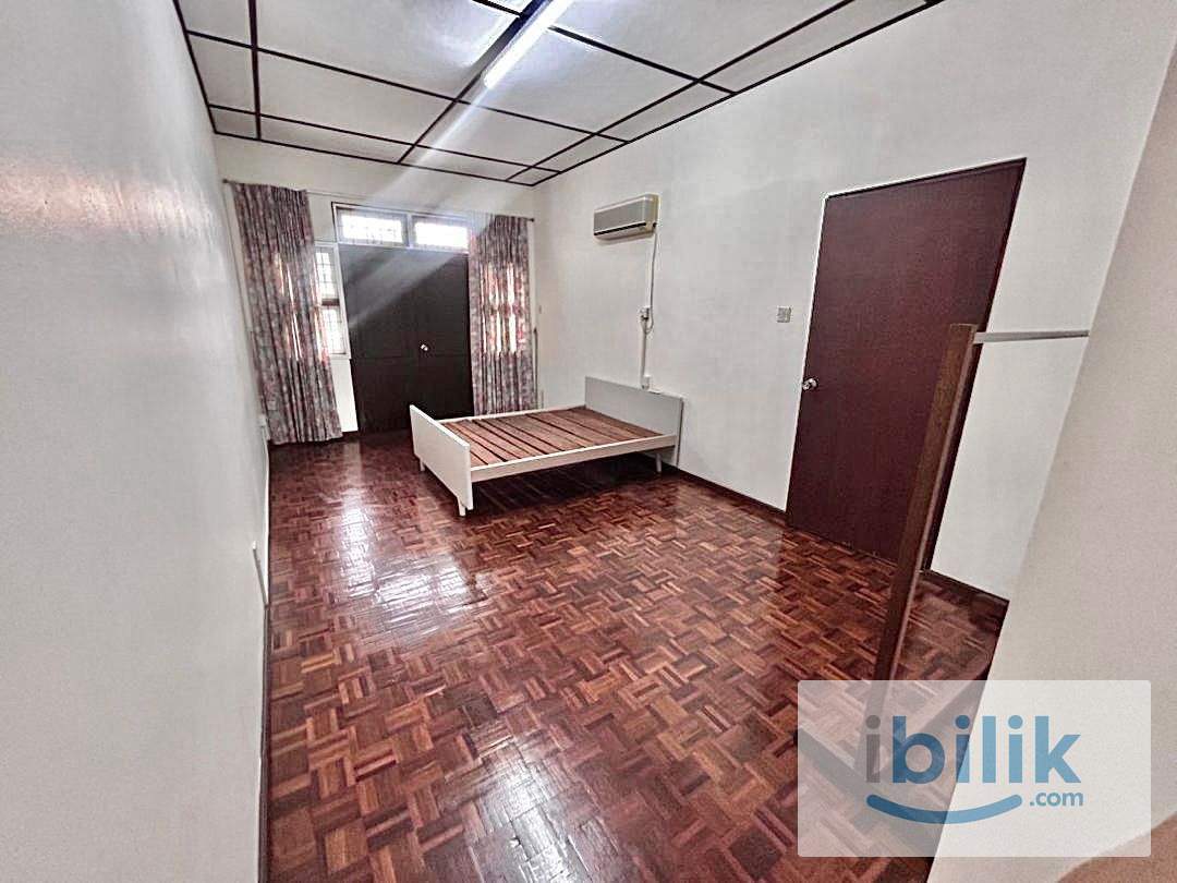 Spacious Master Bedroom Jalan Song - Image 3