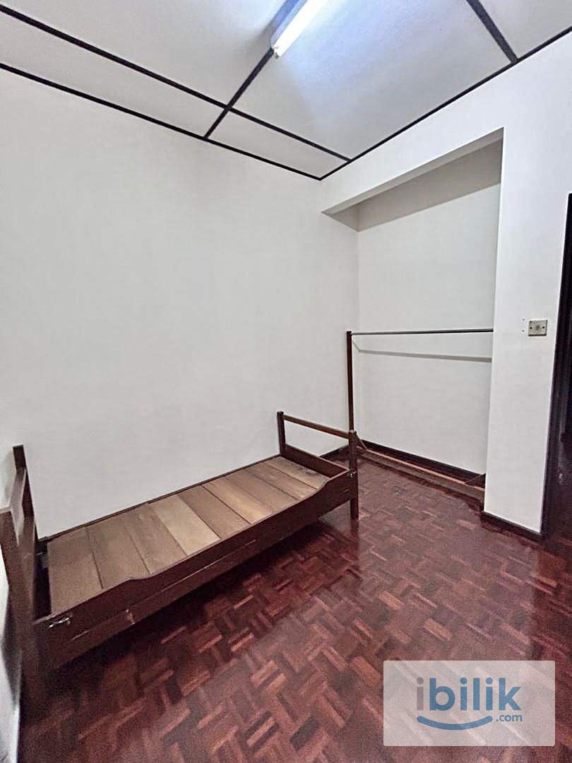 Affordable Spacious Room - Image 2