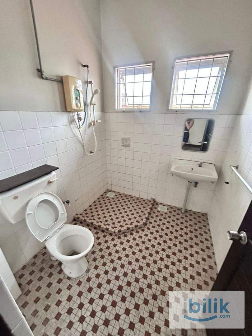 Affordable Spacious Room - Image 3