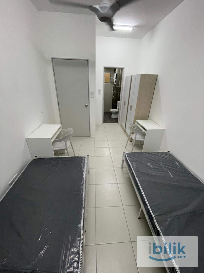 No partition Move in available from 20/5- Female Muslim Master Room - 2 pax - Image 1