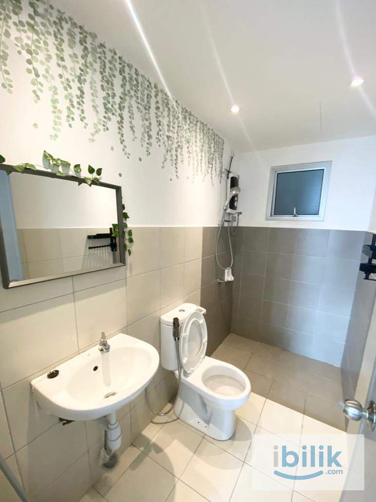 New Bed!! Middle Room With Balcony For 1 pax [ Include utilities ]  - Image 2