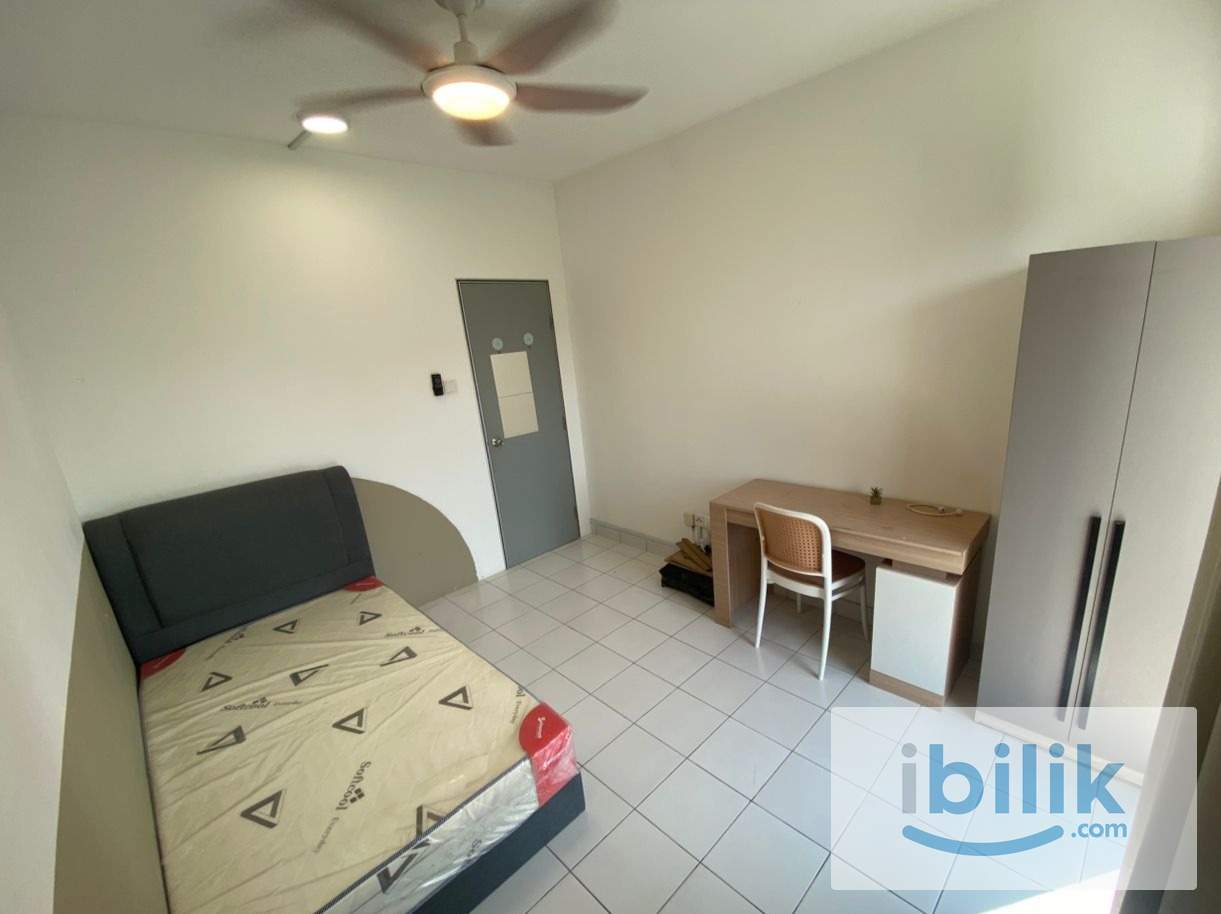 New Bed!! Middle Room With Balcony For 1 pax [ Include utilities ]  - Image 1