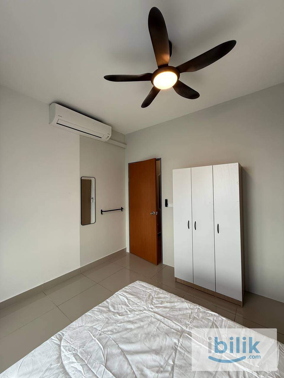 M Vertica Mix Unit Medium Room for Rent (FREE Utilities Wifi) - Image 2