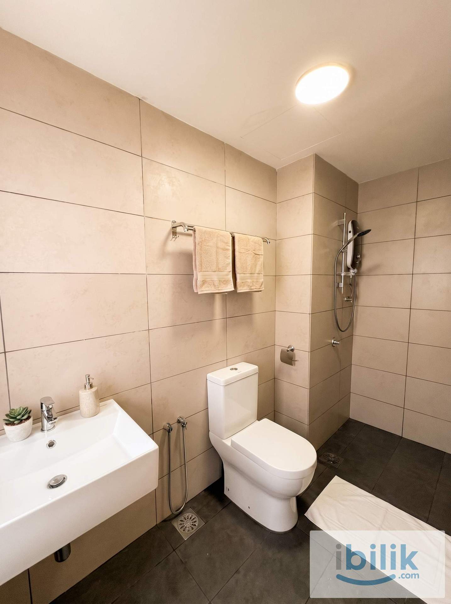 Medium Room at M Luna Residensi | Near MRT Kepong Sentral - Image 4