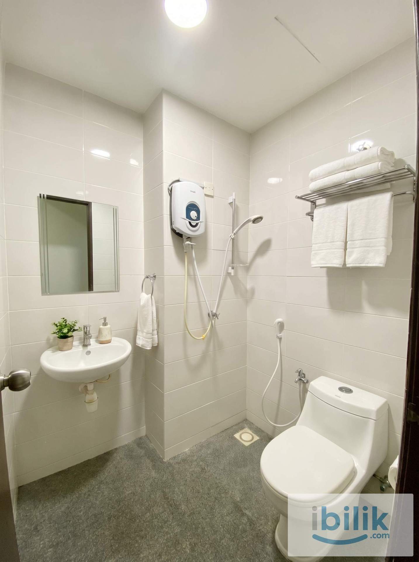Medium Room at Landmark Residence 2 - Image 3