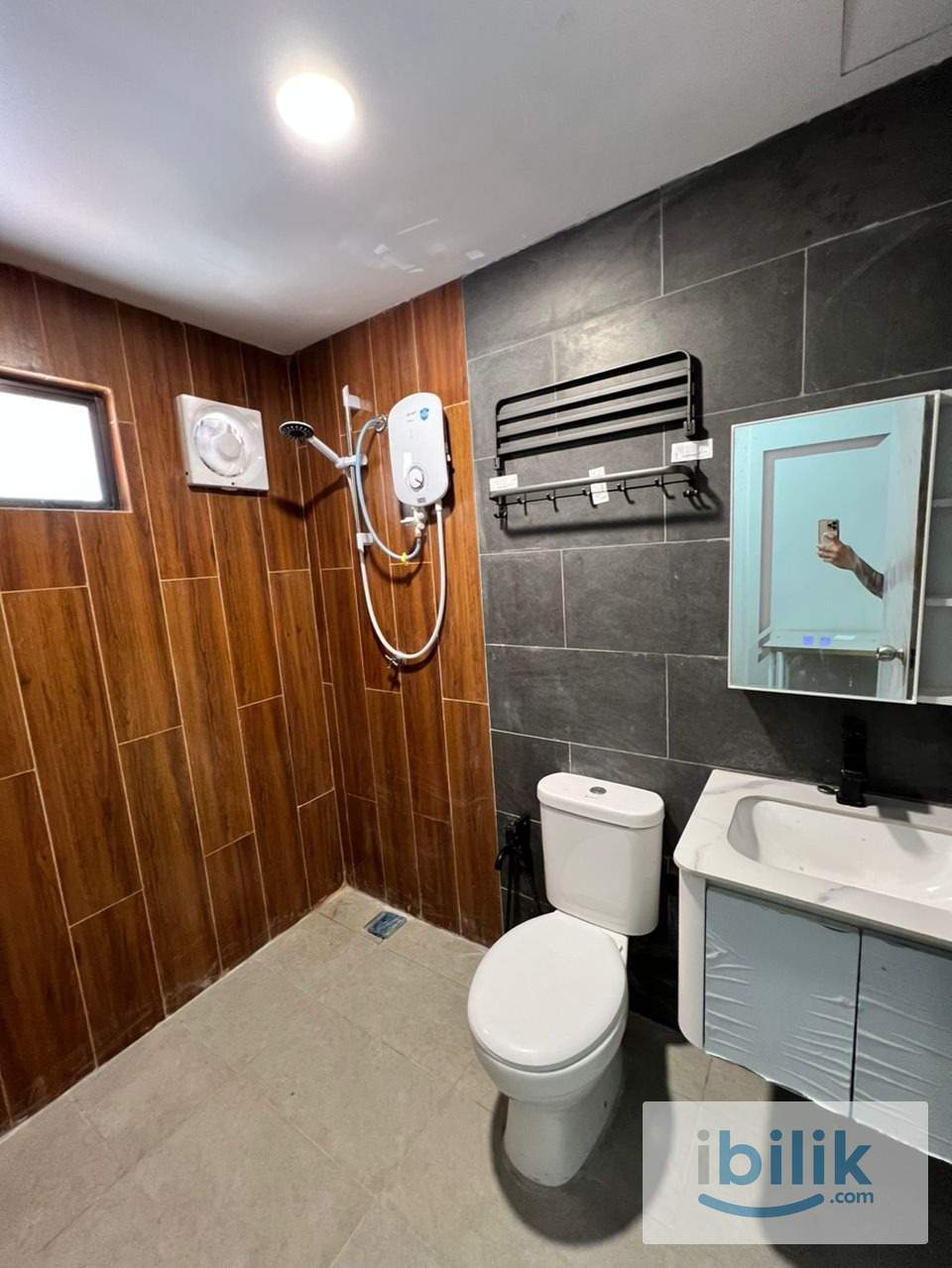 Master Bedroom with Private Bathroom for RENT @ Seapark Petaling Jaya - Image 4