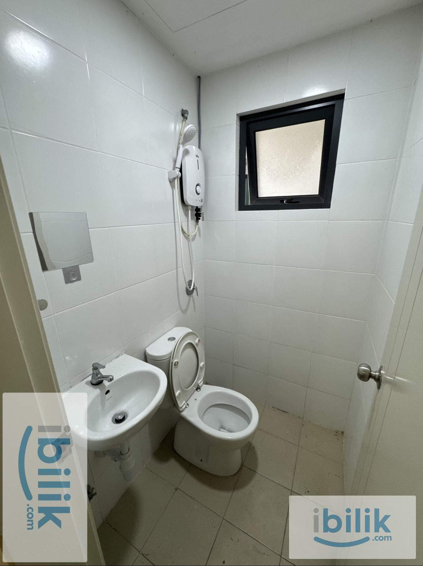 middle room at Sentosa - Image 4