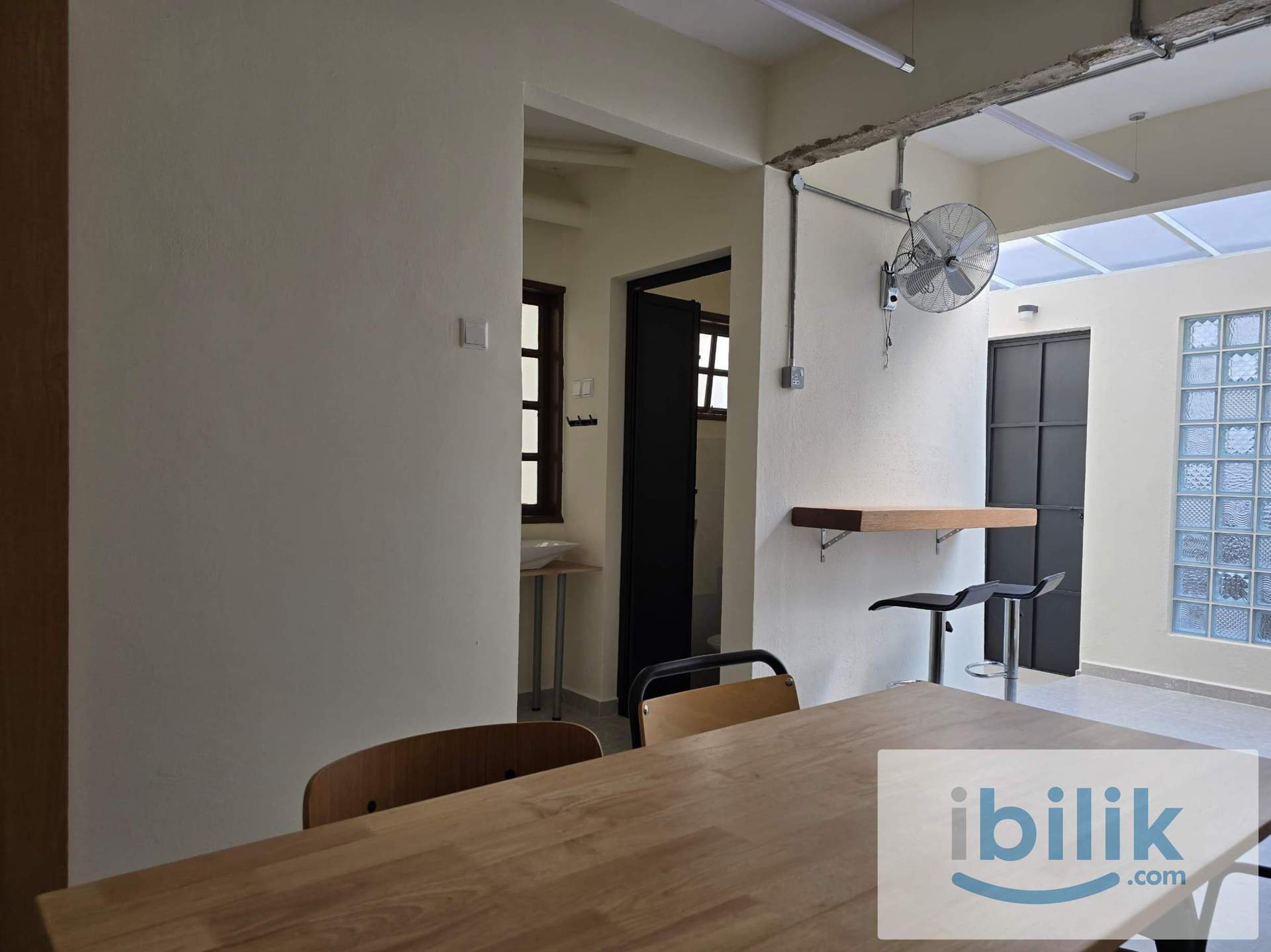 Middle Room - Image 8