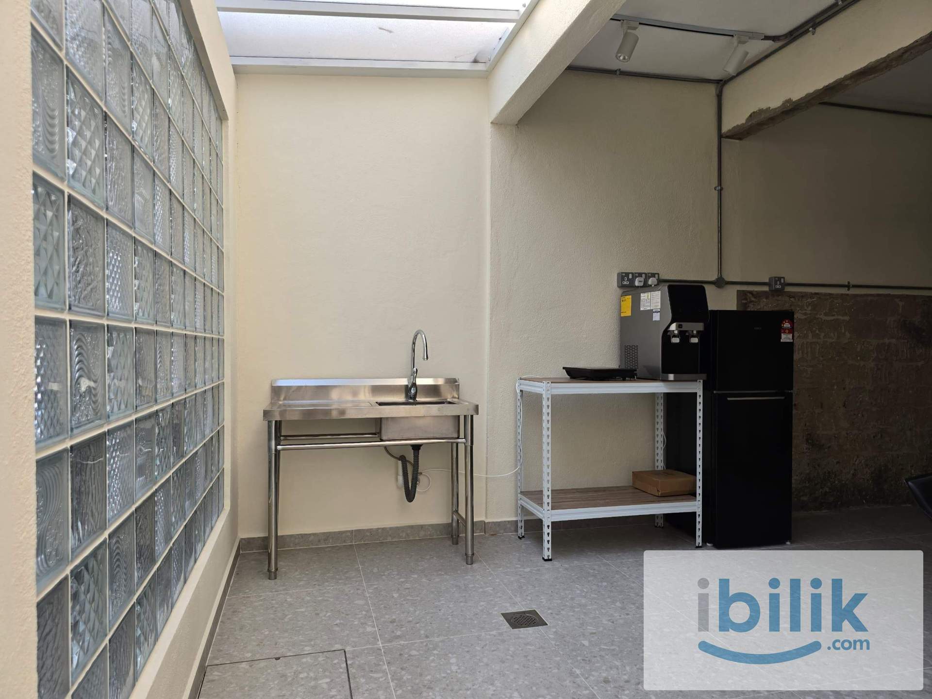 Middle Room - Image 9