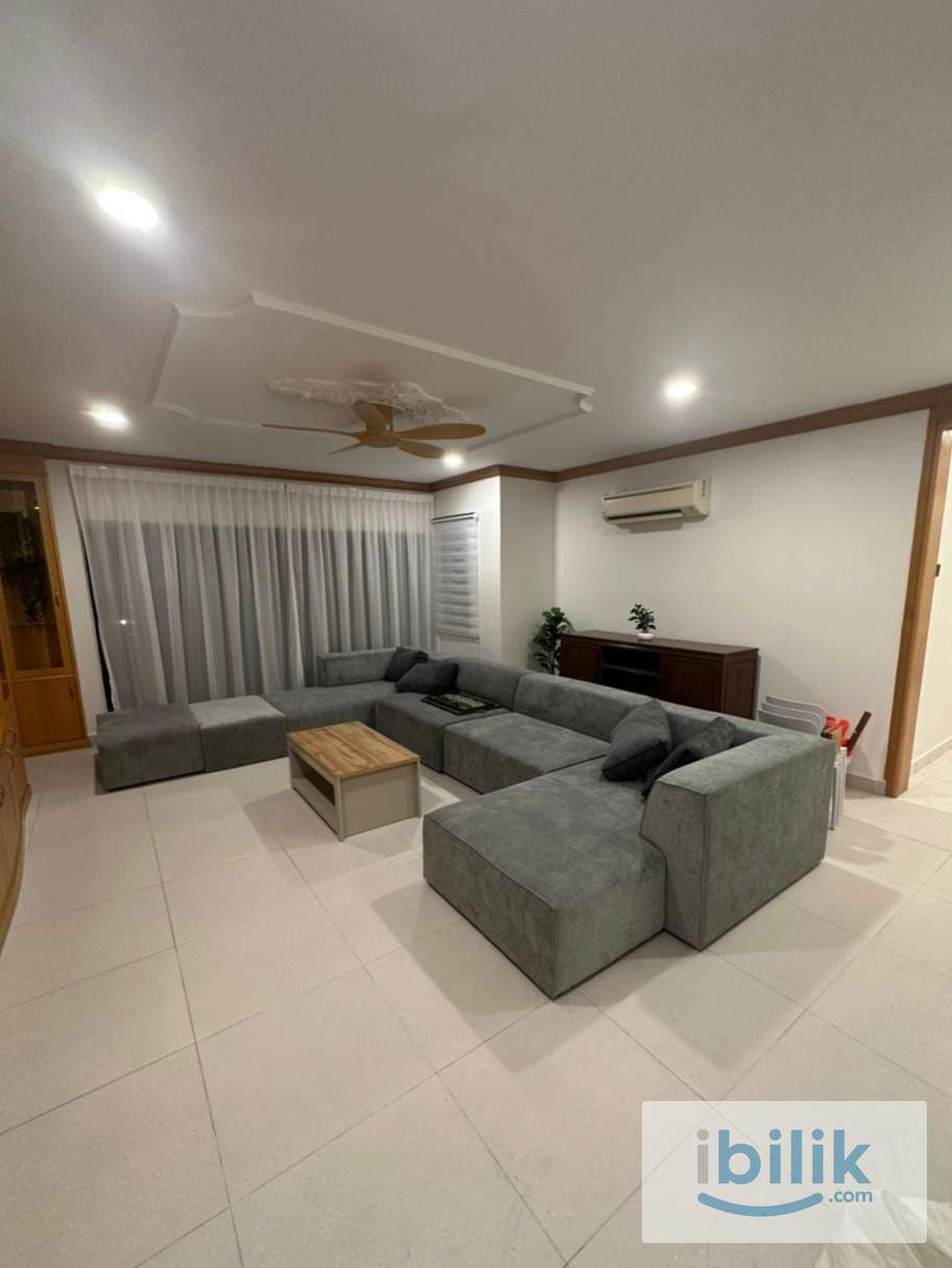 Master Bedroom with Private Bathroom - Image 4