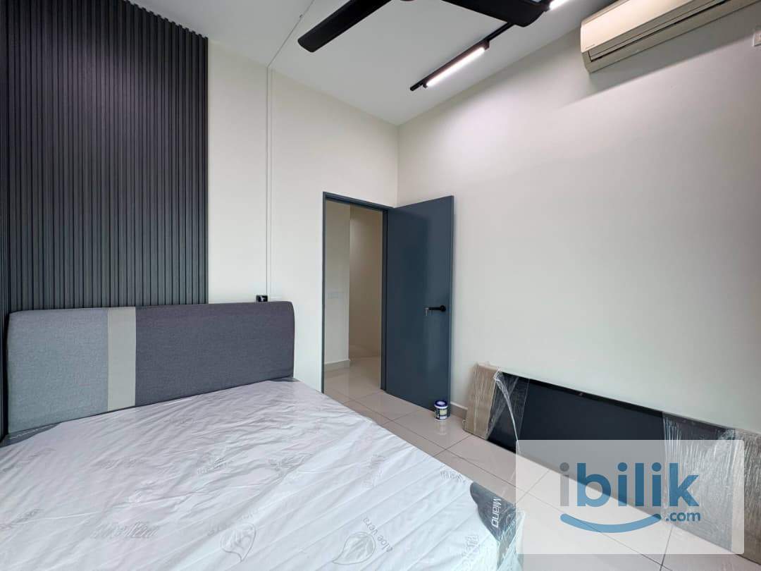 [BESIDE PARADIGM JB] Middle Room with A/C & Window for Rent at Greenfield Regency - Image 3