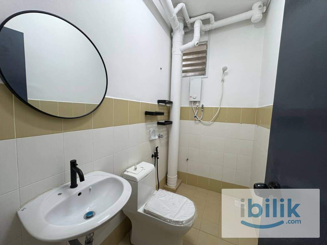 Budget Fully-Furnished Single room with A/C & Window for Rent at KIP Villa JB - Image 1