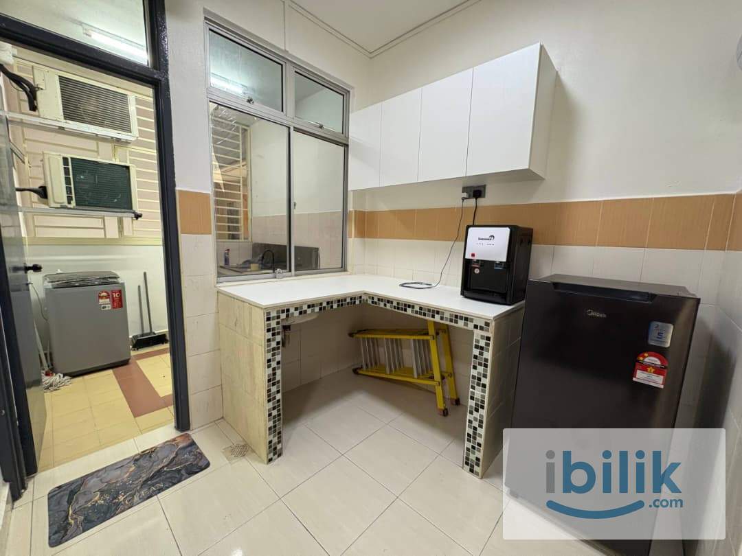 Budget Fully-Furnished Single room with A/C & Window for Rent at KIP Villa JB - Image 2