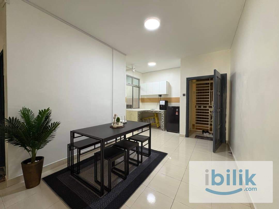 Budget Fully-Furnished Single room with A/C & Window for Rent at KIP Villa JB - Image 3