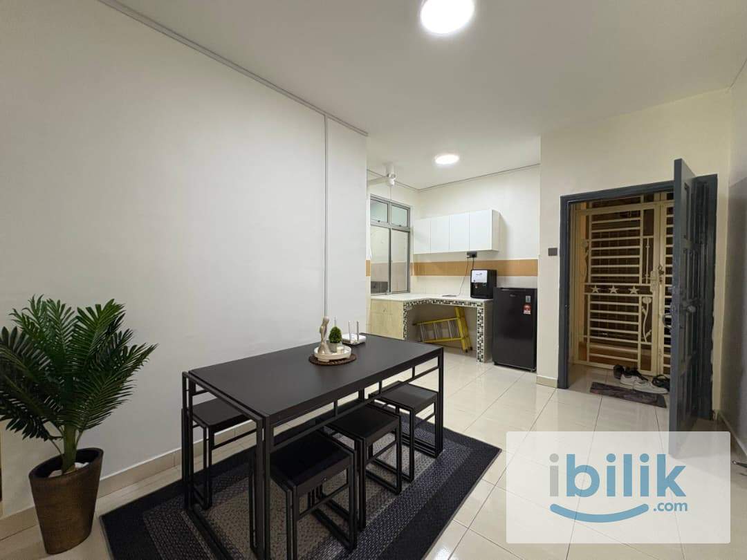 Budget Fully-Furnished Single room with A/C & Window for Rent at KIP Villa JB - Image 4